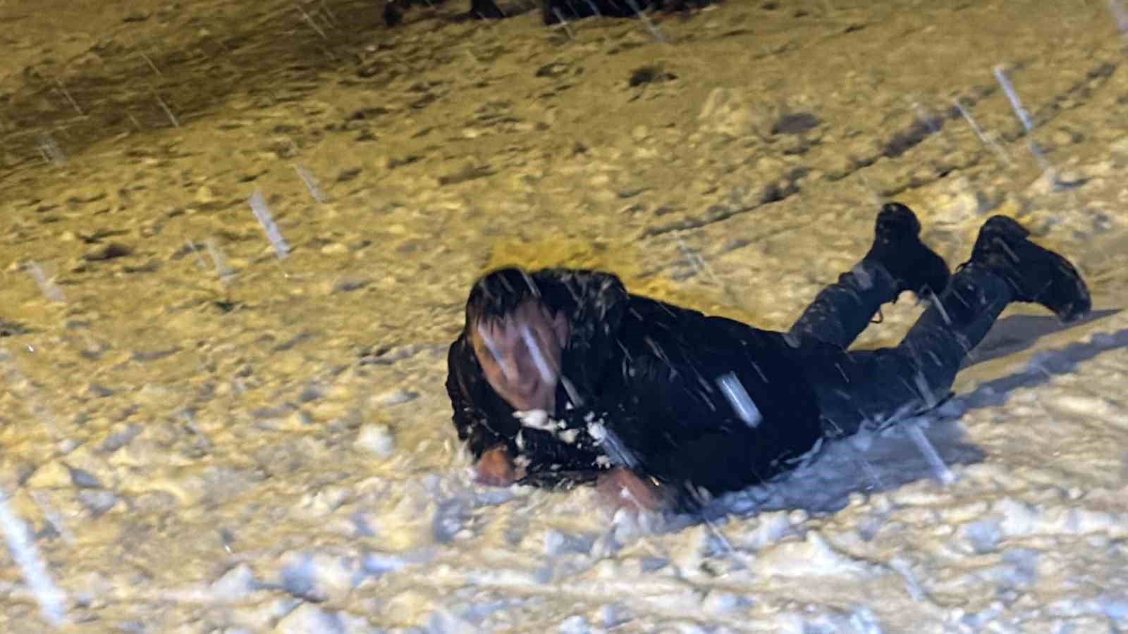 Kar yağışını horon ve halay oynayarak karşıladılar