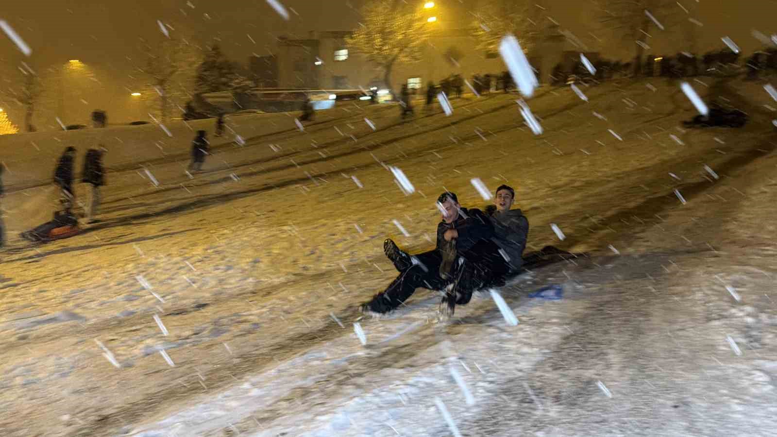 Kar yağışını horon ve halay oynayarak karşıladılar