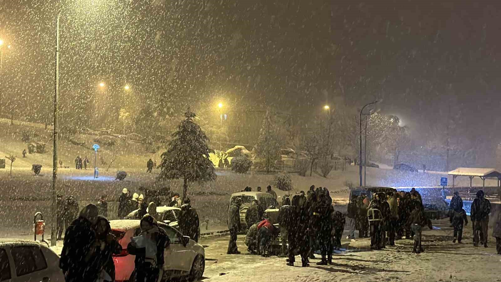 Kar yağışını horon ve halay oynayarak karşıladılar