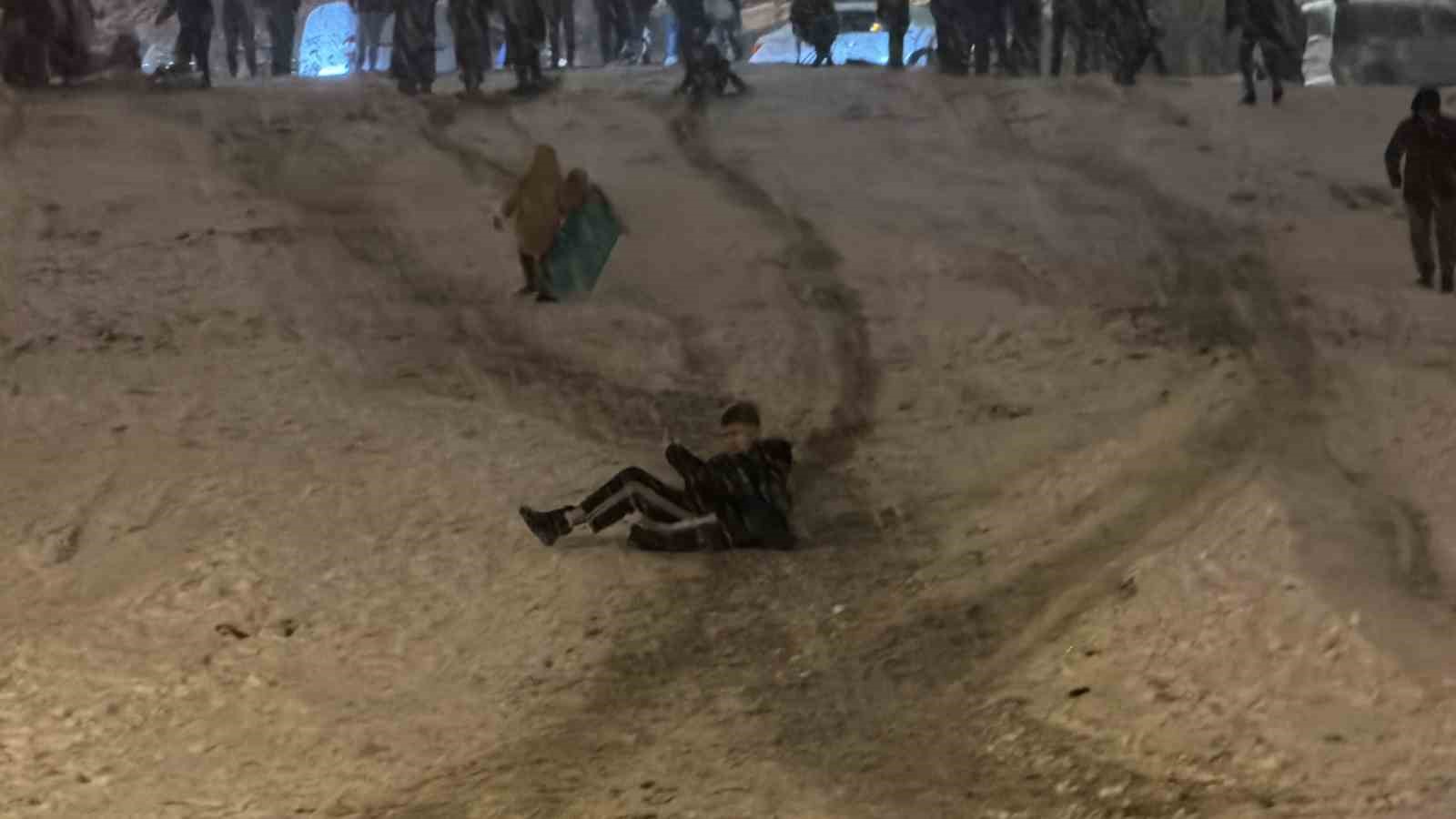 Kar yağışını horon ve halay oynayarak karşıladılar