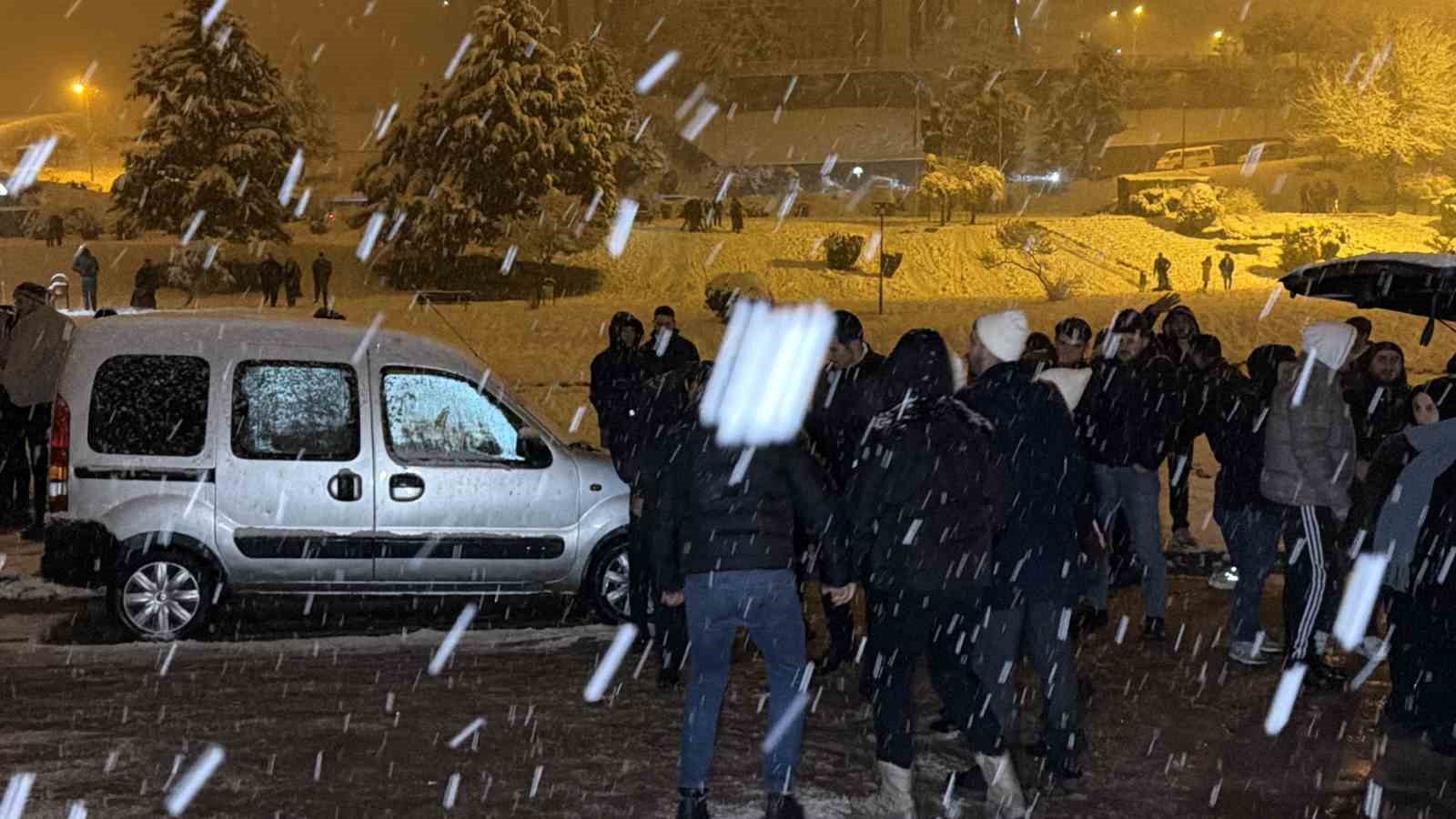 Kar yağışını horon ve halay oynayarak karşıladılar