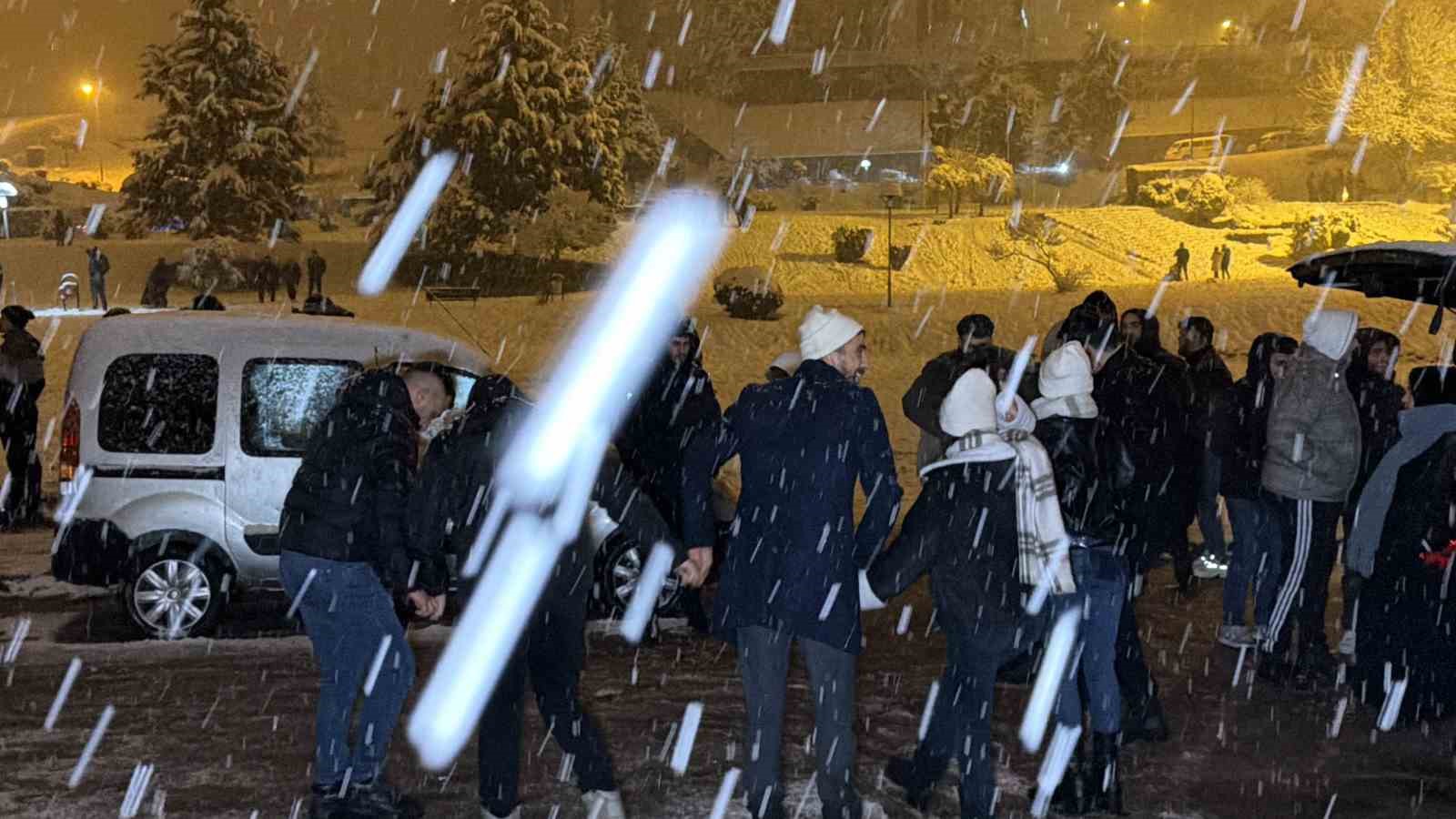 Kar yağışını horon ve halay oynayarak karşıladılar