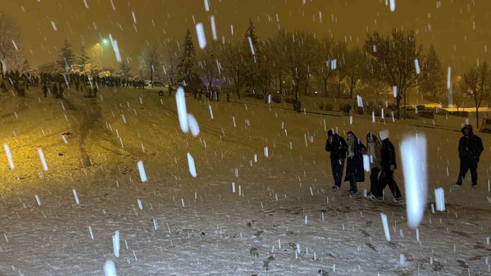 Kar yağışını horon ve halay oynayarak karşıladılar