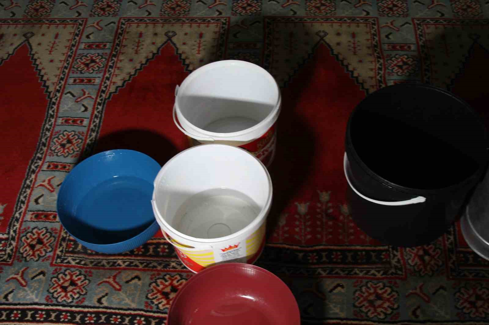 Çatısı akan 201 yıllık camide kovalı önlem