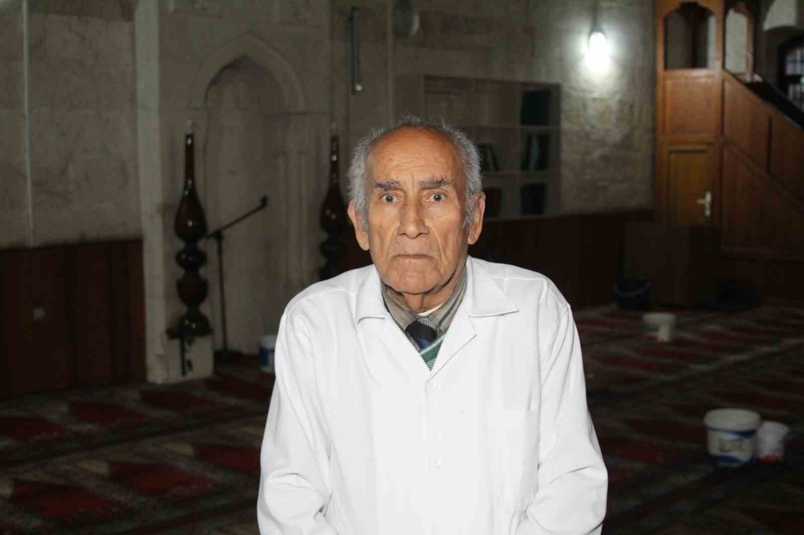 Çatısı akan 201 yıllık camide kovalı önlem