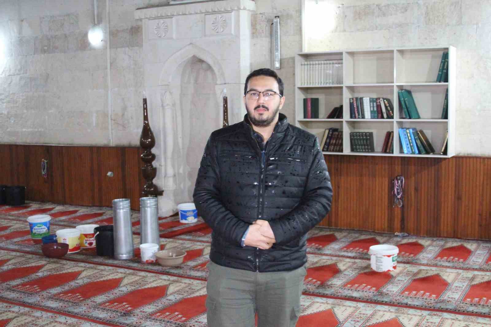 Çatısı akan 201 yıllık camide kovalı önlem