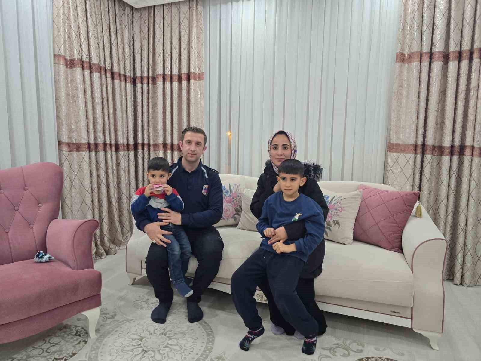 Cezaevi personelinden örnek davranış: Kaza yapan anne ve çocukları evinde misafir etti