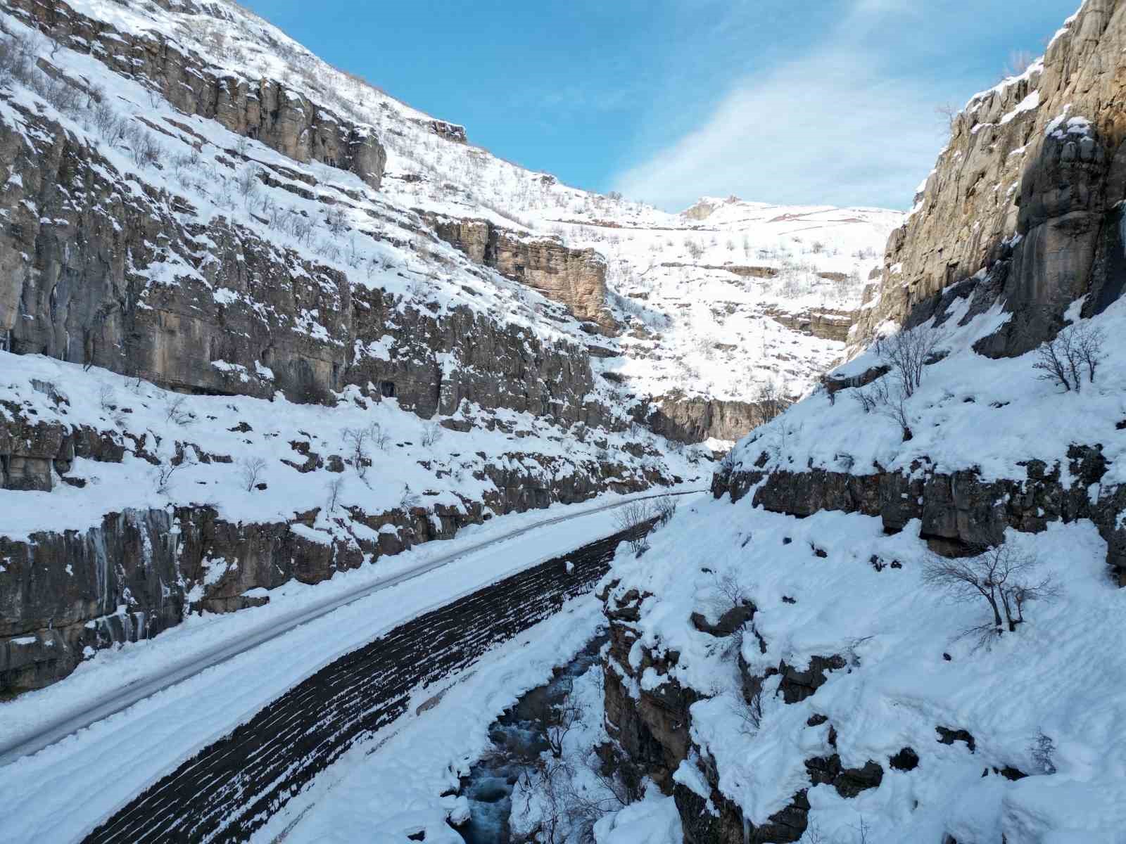 Şırnak’ta buz sarkıtları dronla görüntülendi