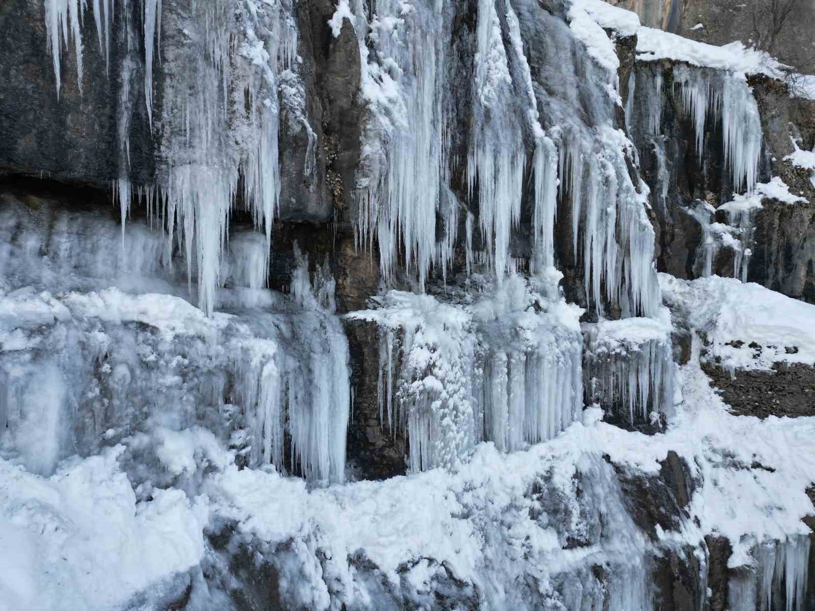 Şırnak’ta buz sarkıtları dronla görüntülendi