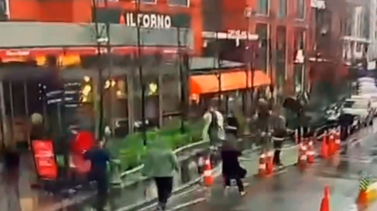 Beyoğlu’nda bir kadın fırtınada devrilen tabelanın altında kaldı