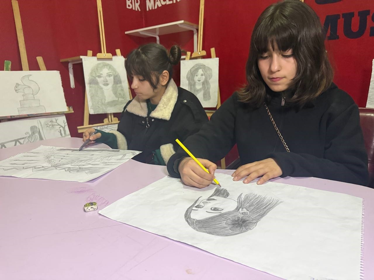 Engel tanımayan ikizlerin resim aşkı