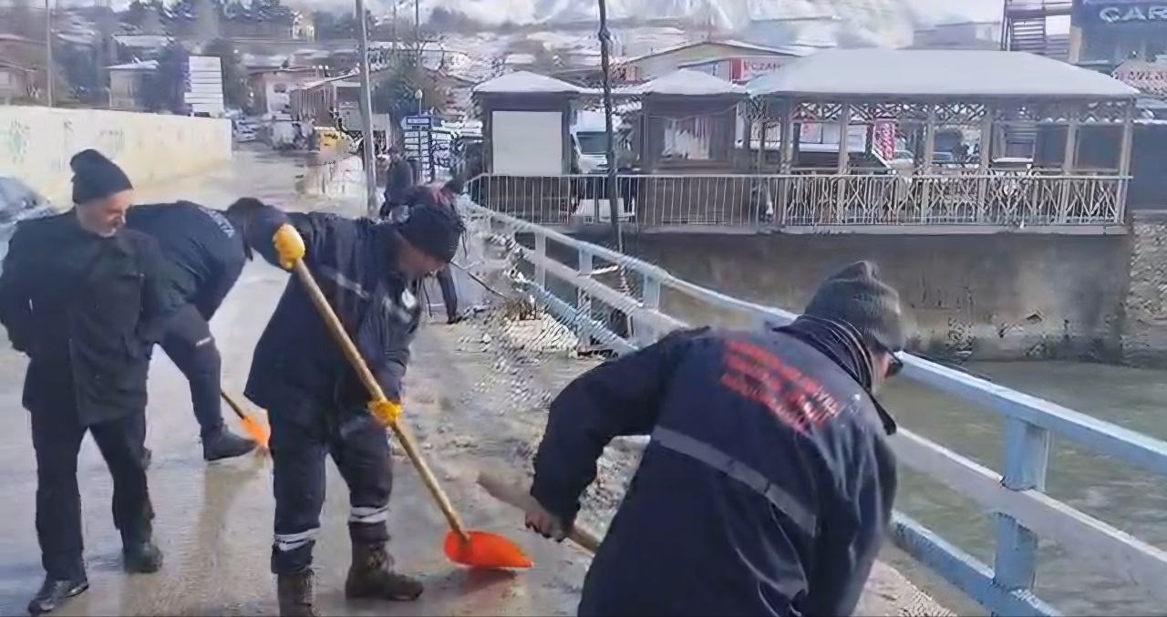 Darende Belediyesi’nin karla mücadele çalışmalarını aralıksız sürdürüyor