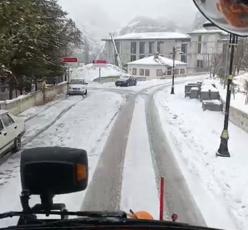 Darende Belediyesi’nin karla mücadele çalışmalarını aralıksız sürdürüyor