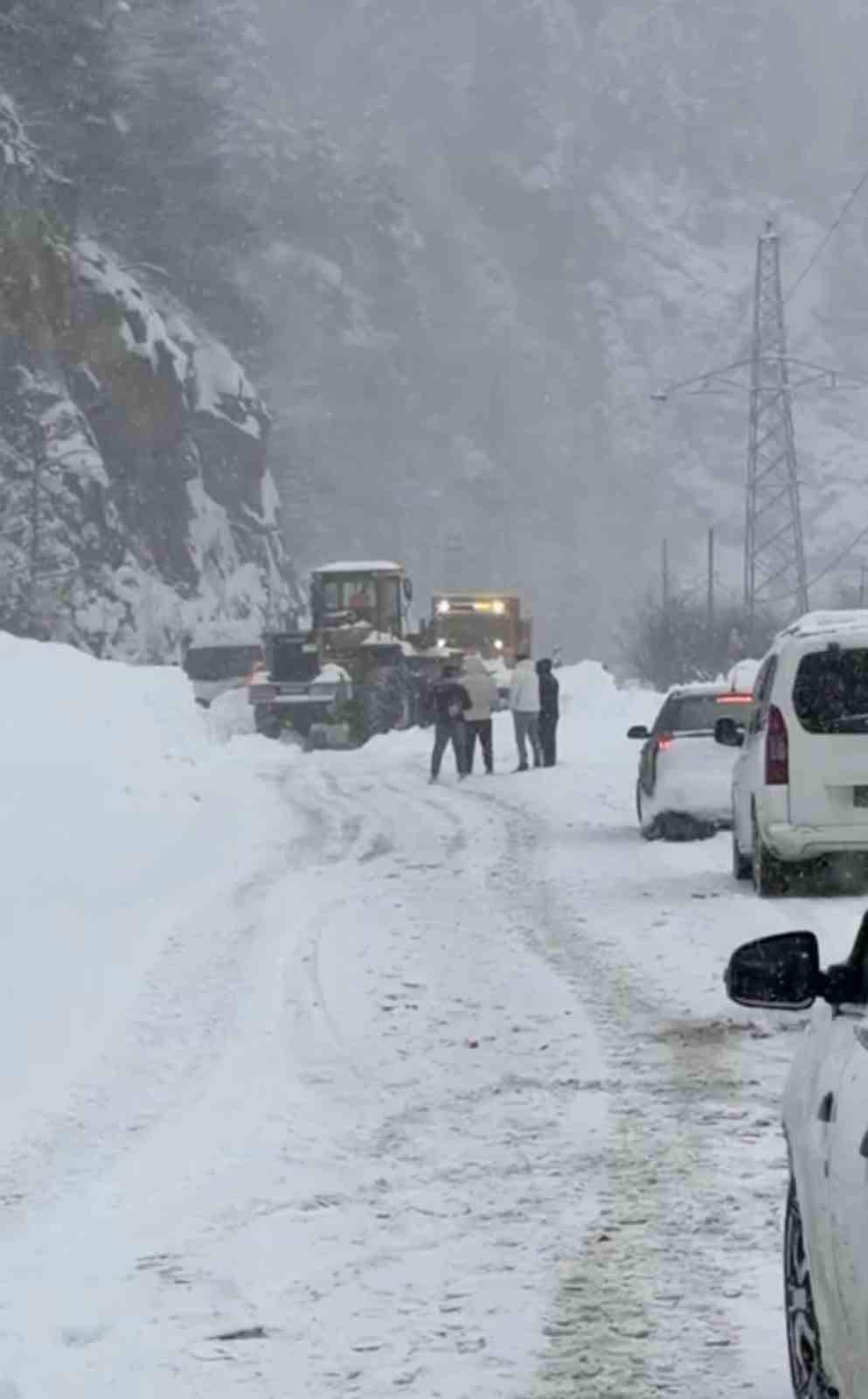 Çığ nedeniyle ulaşıma kapanan Trabzon-Bayburt karayolu kontrollü olarak ulaşıma açıldı