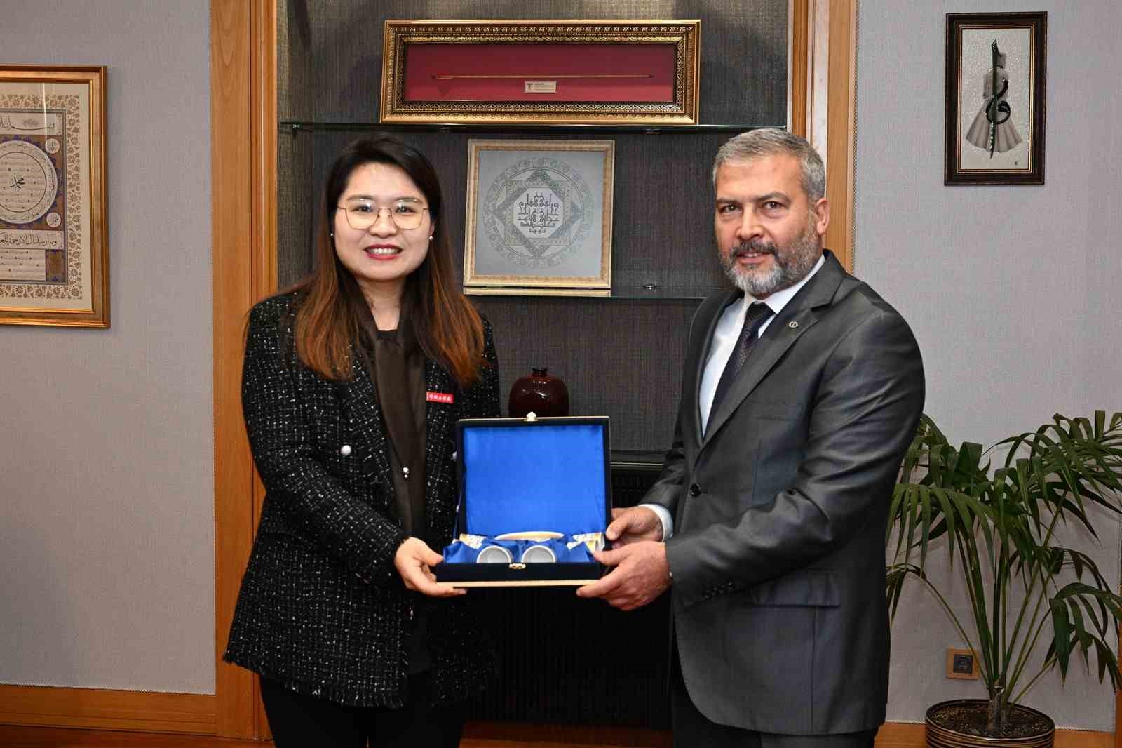 Çinli heyet Anadolu Üniversitesi Rektörü Adıgüzel ile buluştu