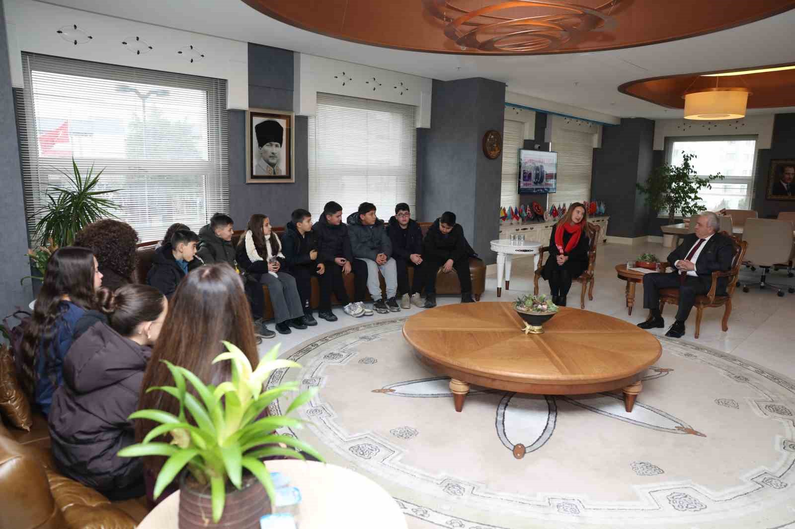 Çocuklar el emeklerini Başkan Şadi Özdemir’e hediye etti