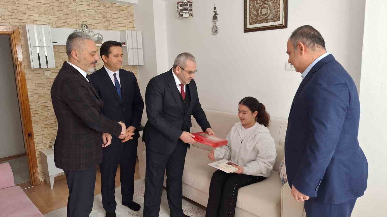 Çorum’da evde eğitim gören öğrencinin karnesini milli eğitim müdürü verdi