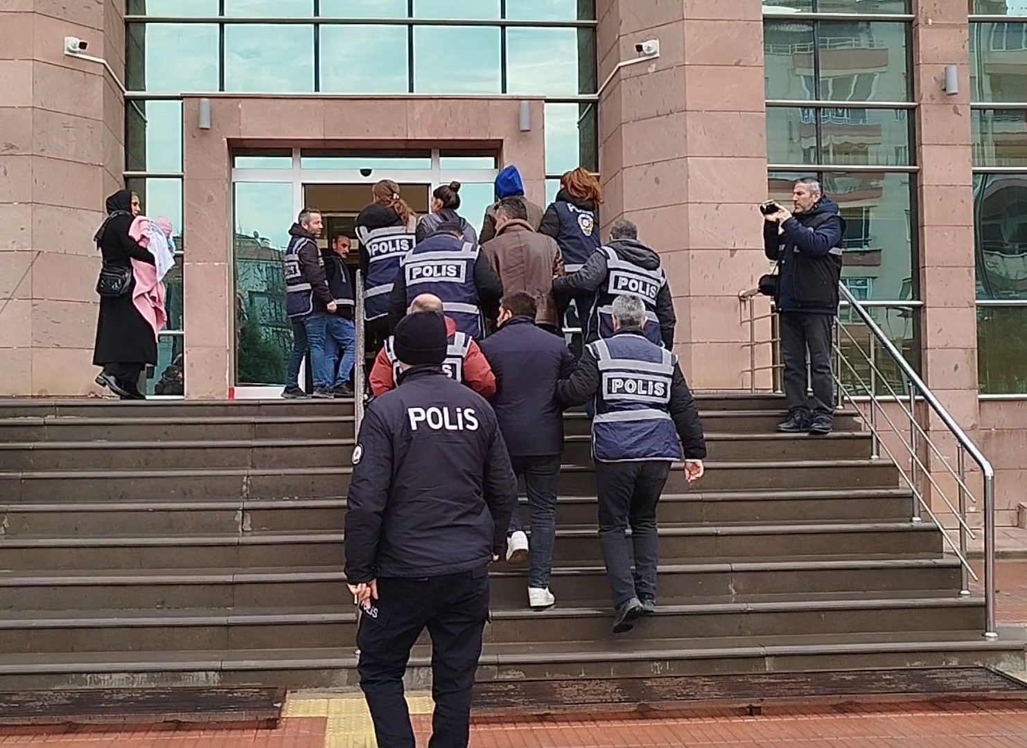 Çorum’da evlerden ziynet eşyası çalan 4 hırsızlık şüphelisi suçüstü yakalandı