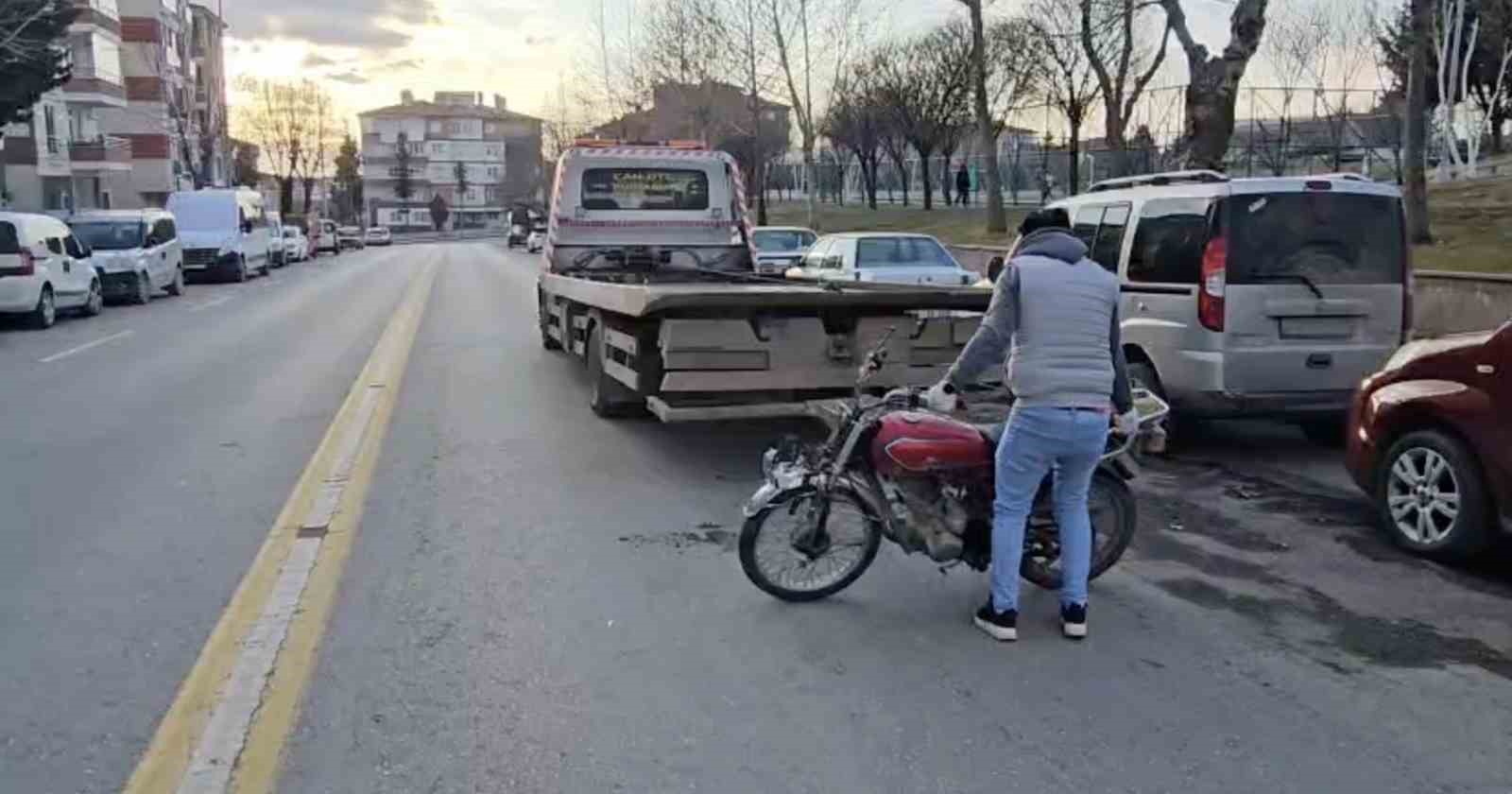 Çorum’da motosiklet yaşlı kadına çarptı: 2 yaralı