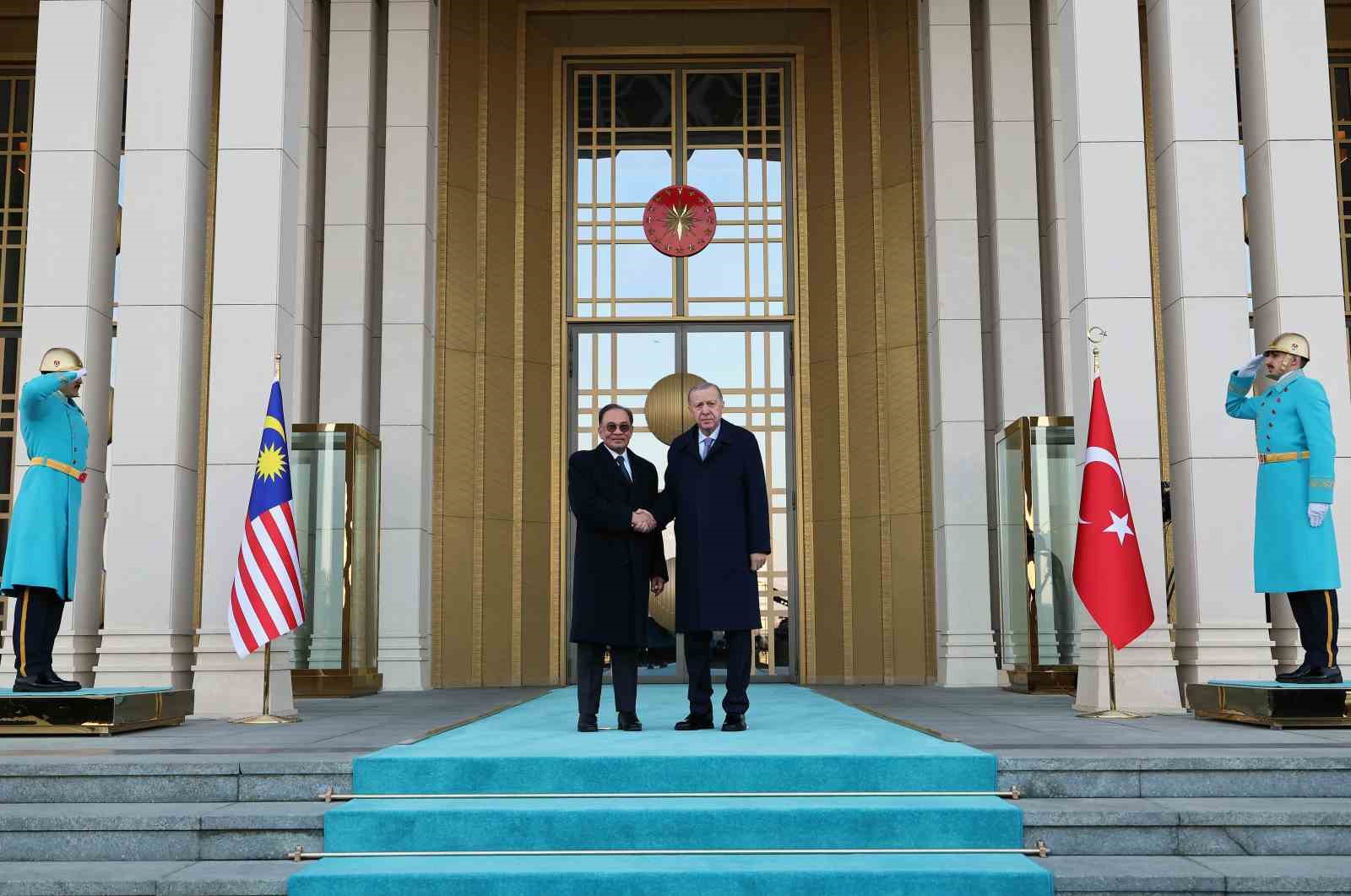 Cumhurbaşkanı Erdoğan, Malezya Başbakanı Enver İbrahim’i törenle karşıladı