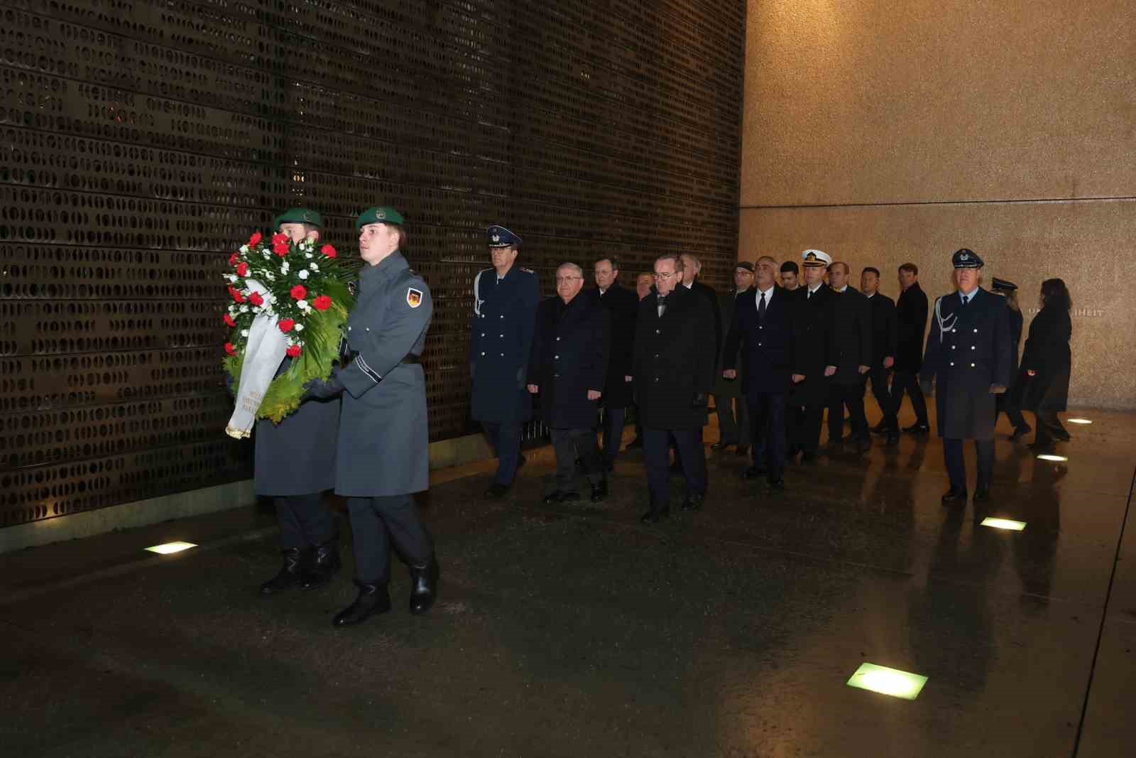 Milli Savunma Bakanı Güler, Almanya Savunma Bakanı Pistorius ile bir araya geldi