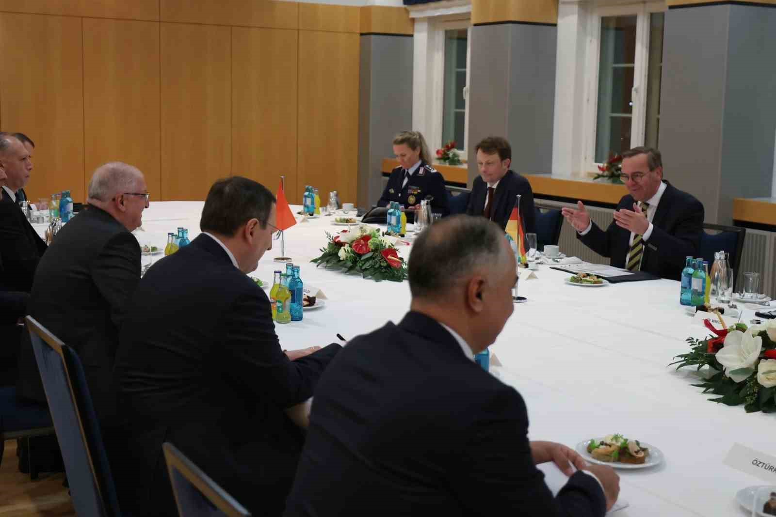 Milli Savunma Bakanı Güler, Almanya Savunma Bakanı Pistorius ile bir araya geldi