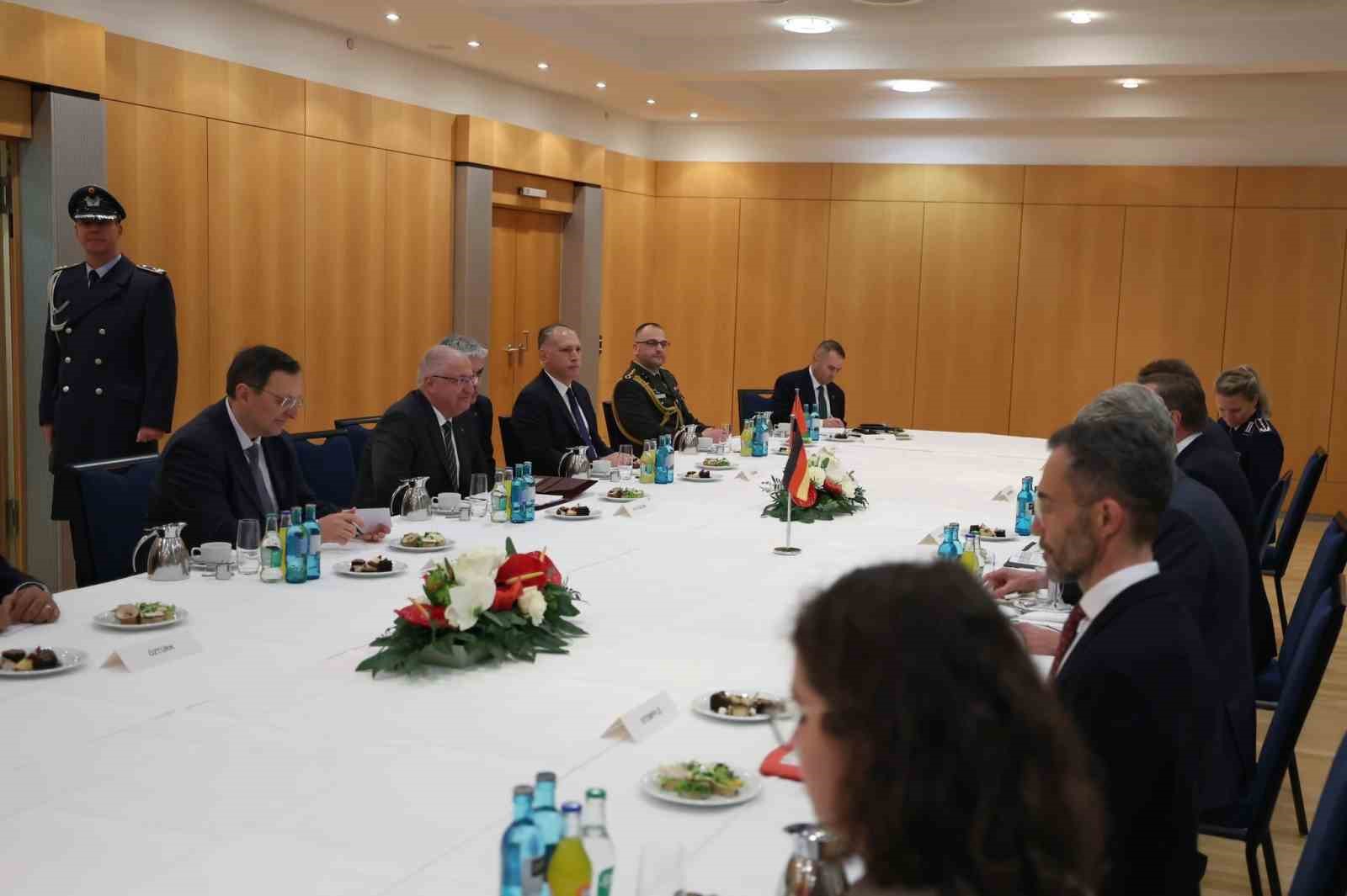 Milli Savunma Bakanı Güler, Almanya Savunma Bakanı Pistorius ile bir araya geldi