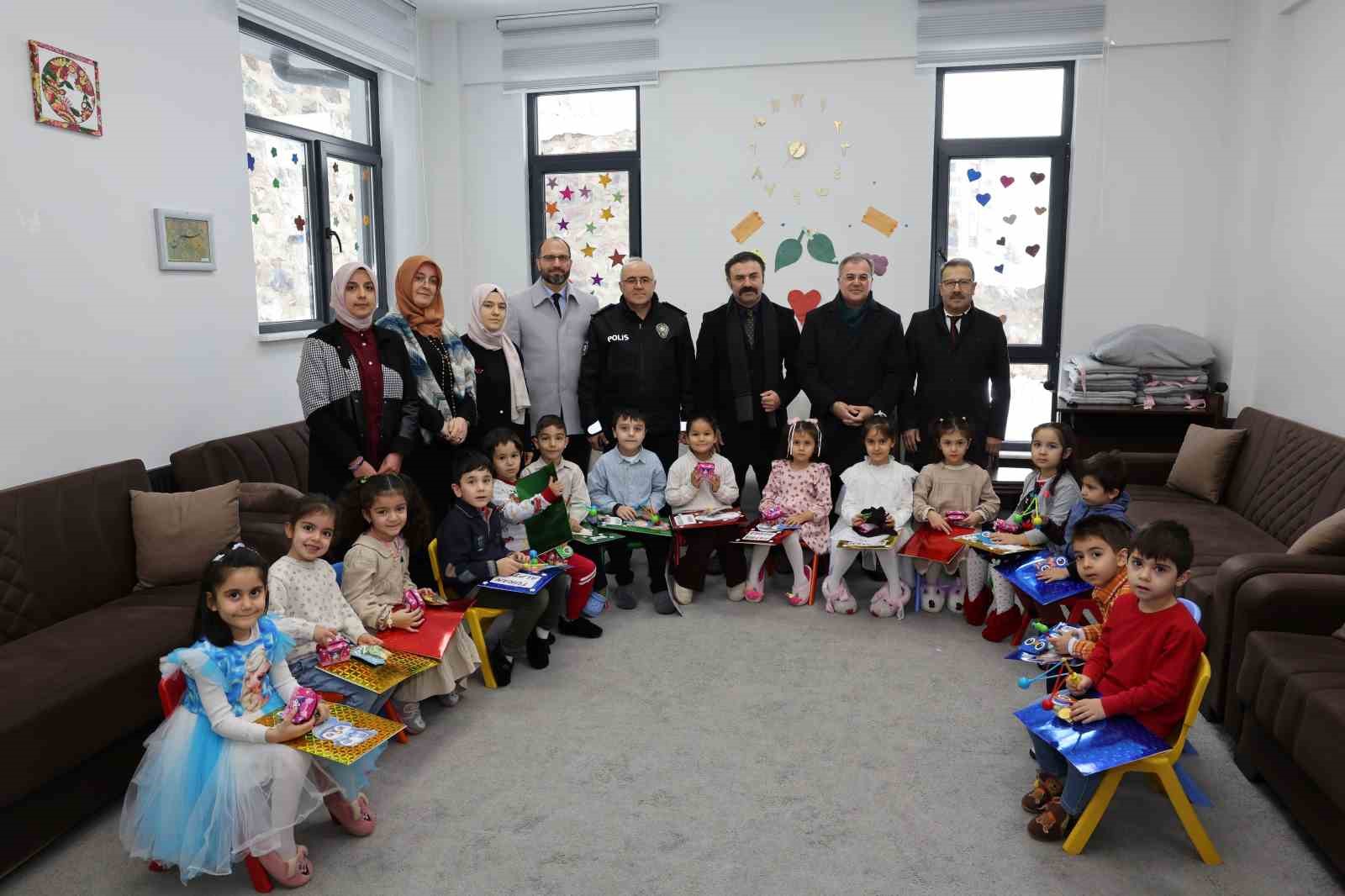 Başkan Özdoğan, öğrencilerin karne heyecanına ortak oldu