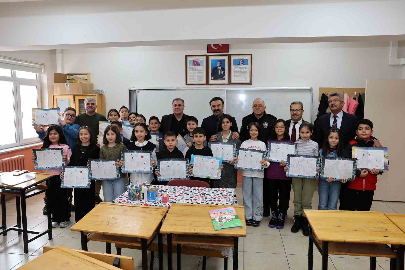 Başkan Özdoğan, öğrencilerin karne heyecanına ortak oldu