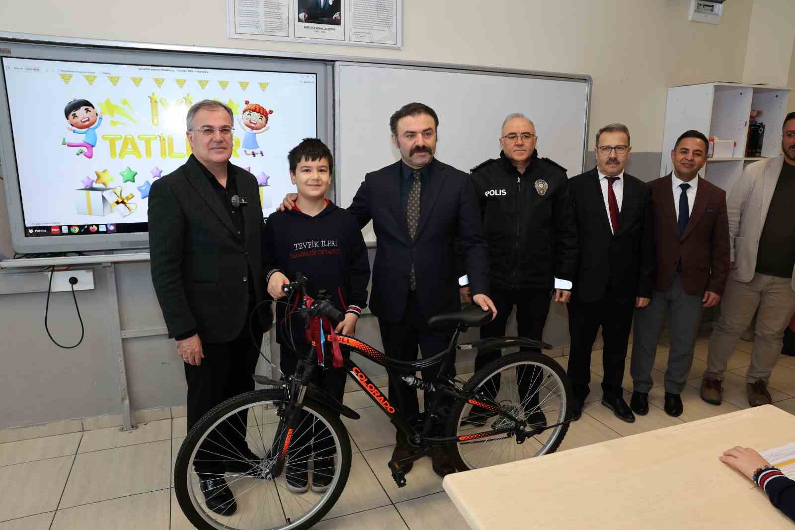 Başkan Özdoğan, öğrencilerin karne heyecanına ortak oldu