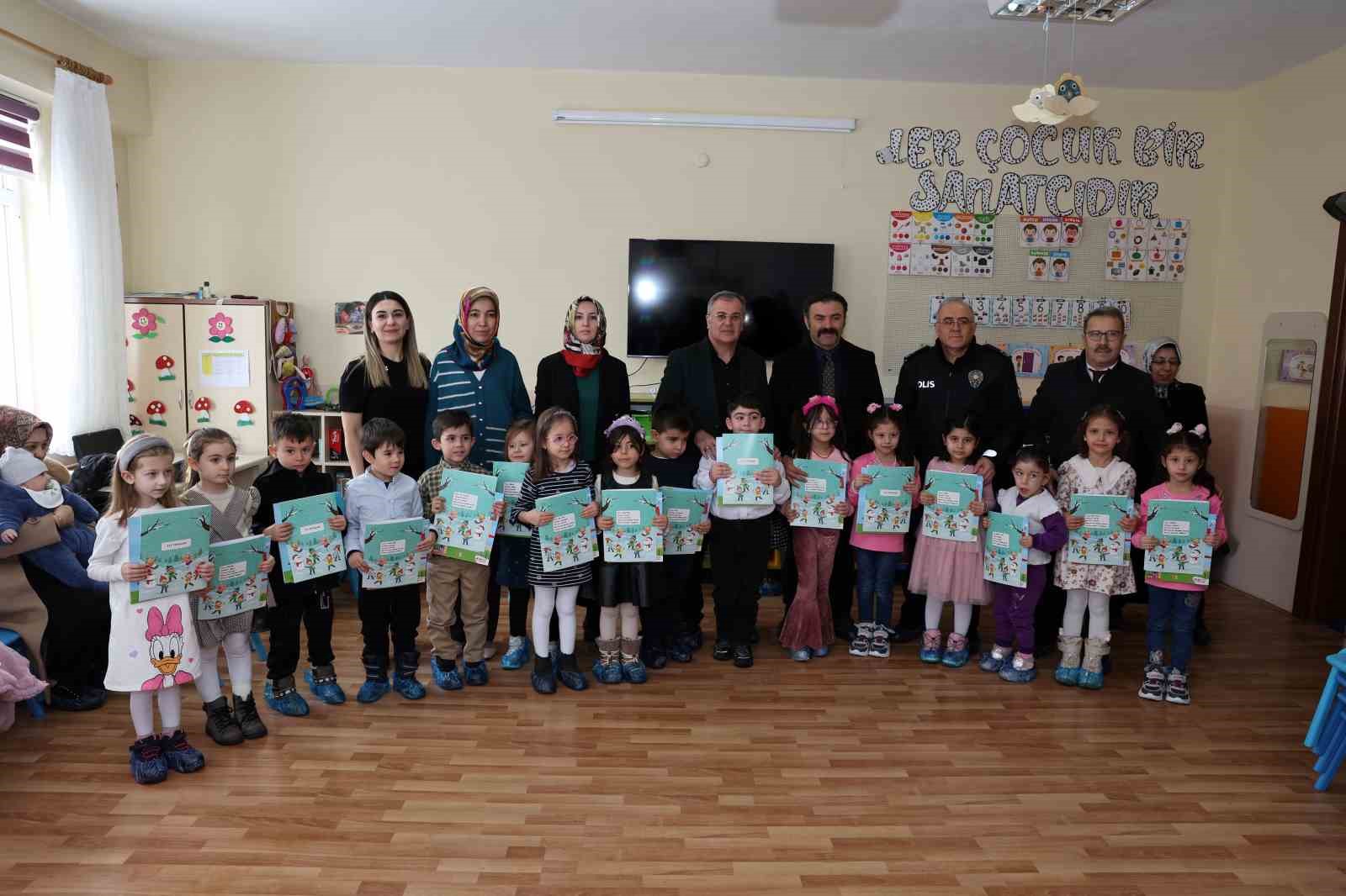 Başkan Özdoğan, öğrencilerin karne heyecanına ortak oldu