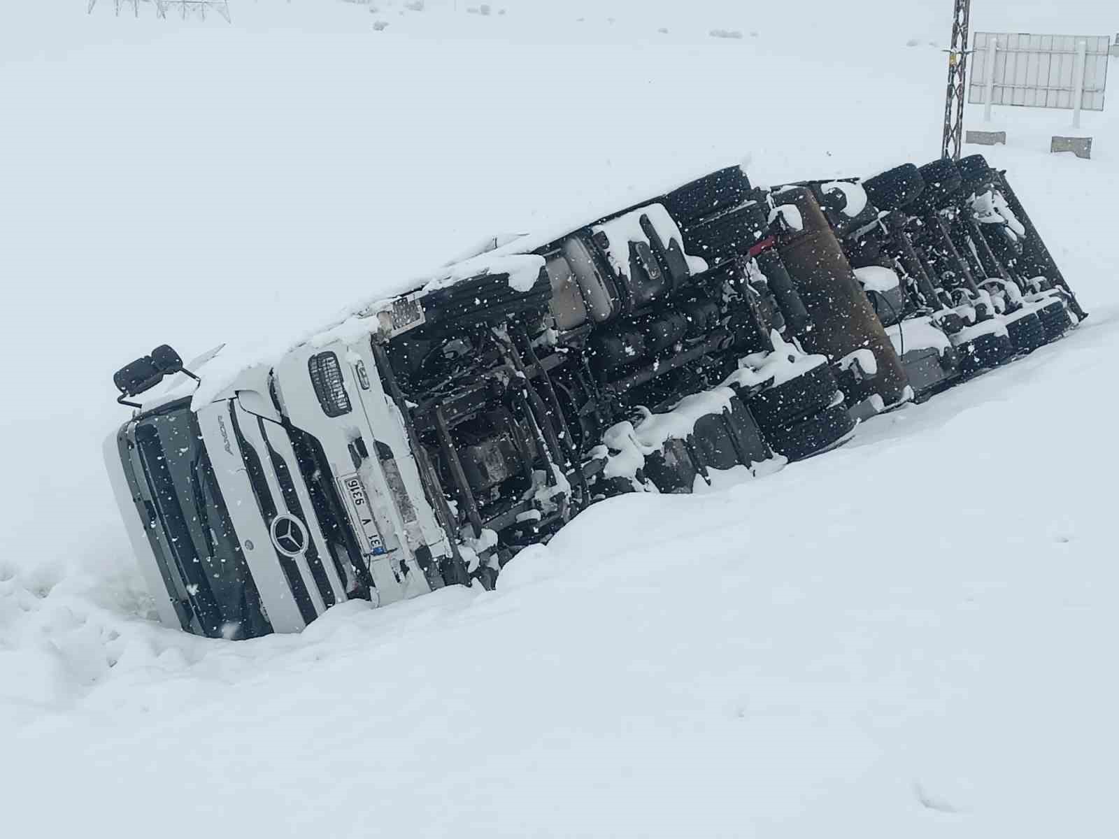 Bitlis-Tatvan yolunda maddi hasarlı tır kazası