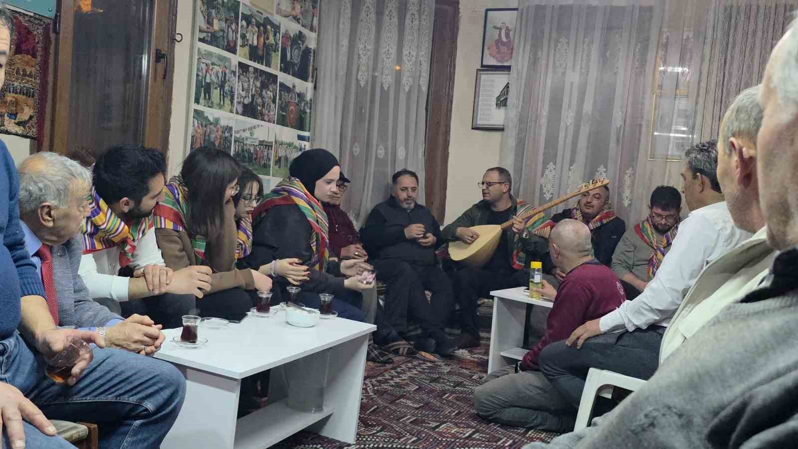 Görme engelli sanatçı sazı ensesinde çalıyor