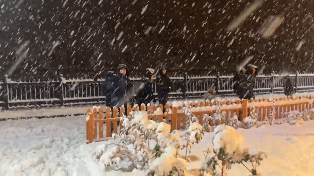 Bartın’da ilçe protokolü vatandaşlarla kartopu oynadı