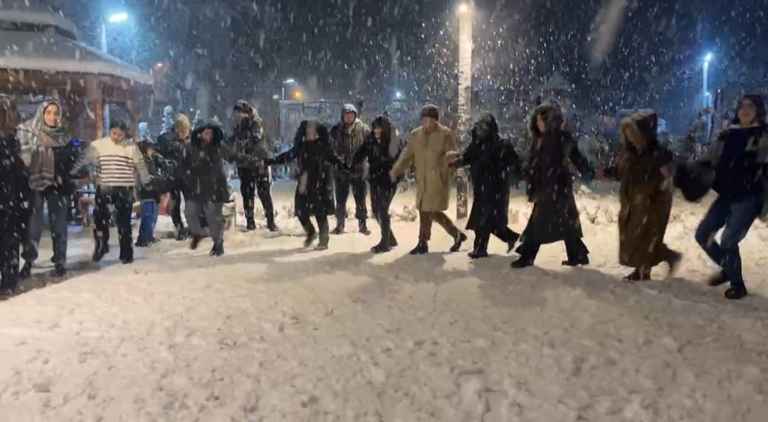 Bartın’da ilçe protokolü vatandaşlarla kartopu oynadı