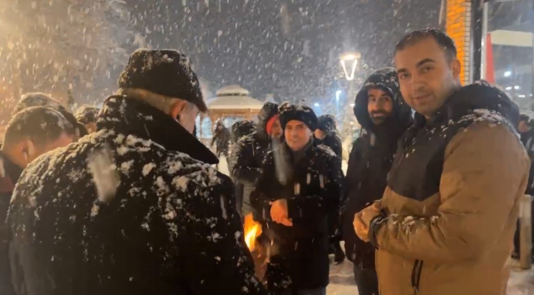 Bartın’da ilçe protokolü vatandaşlarla kartopu oynadı