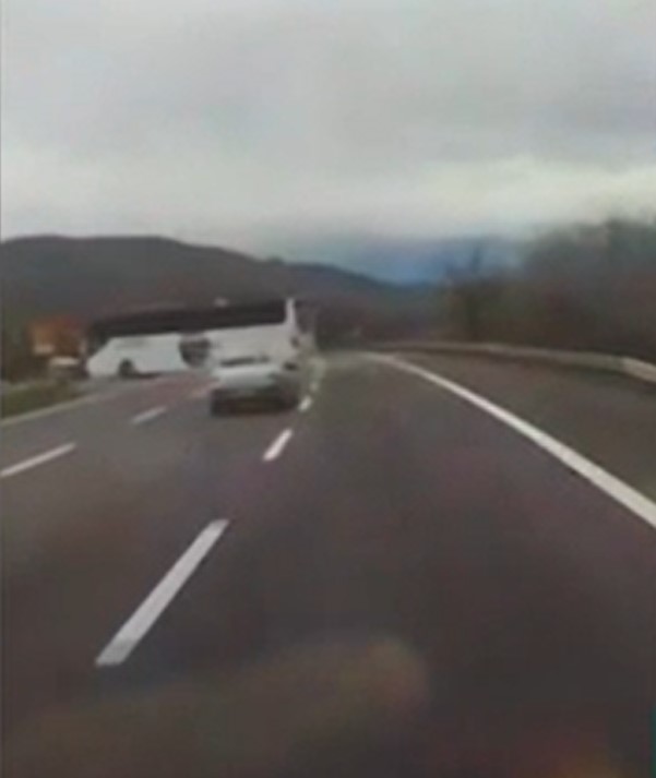 Otoyolda yasak yerden dönüş yapan otobüs sürücüsüne ceza