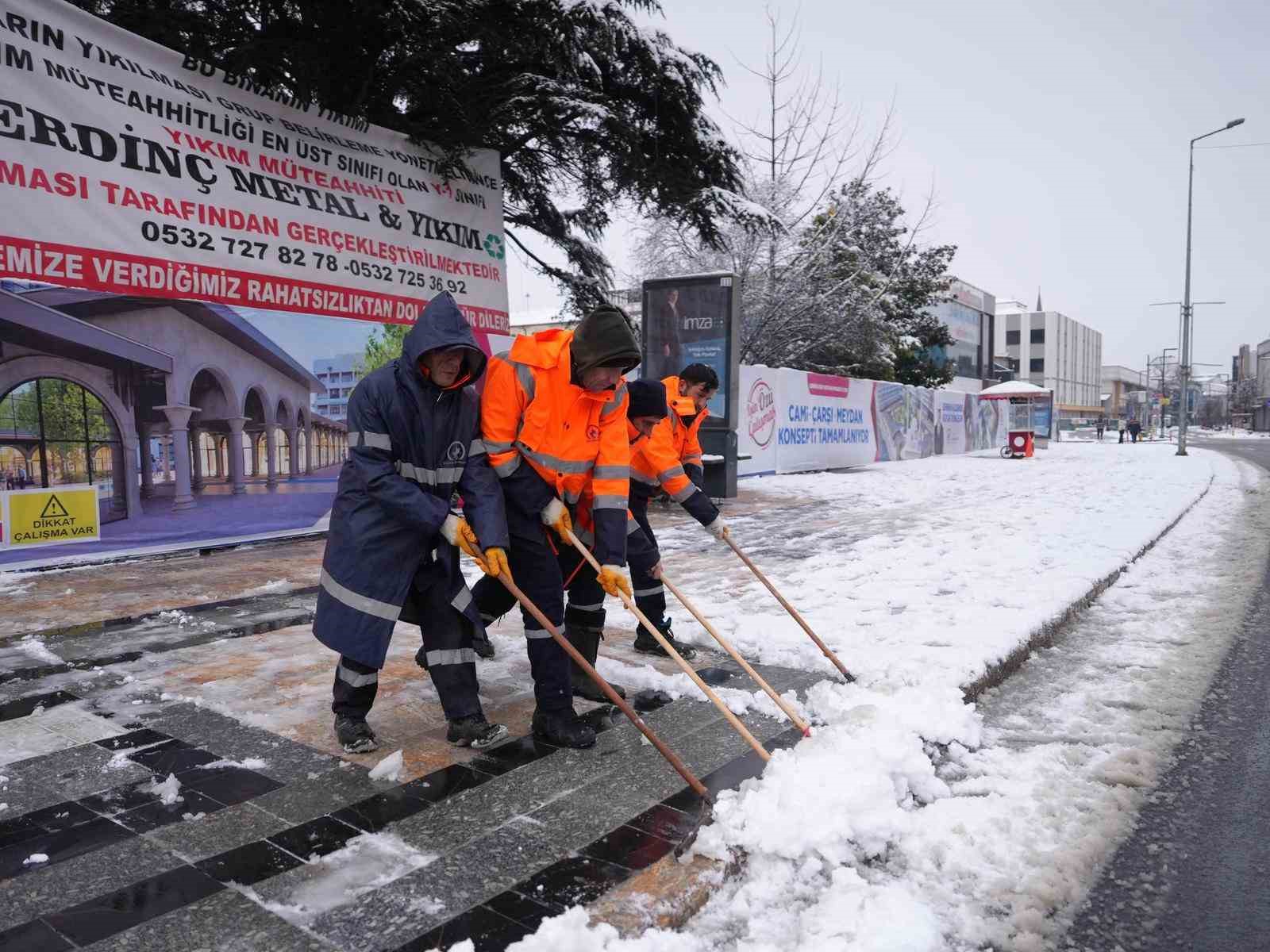 Düzce’de belediye ekipleri kar yağışıyla birlikte sahaya indi