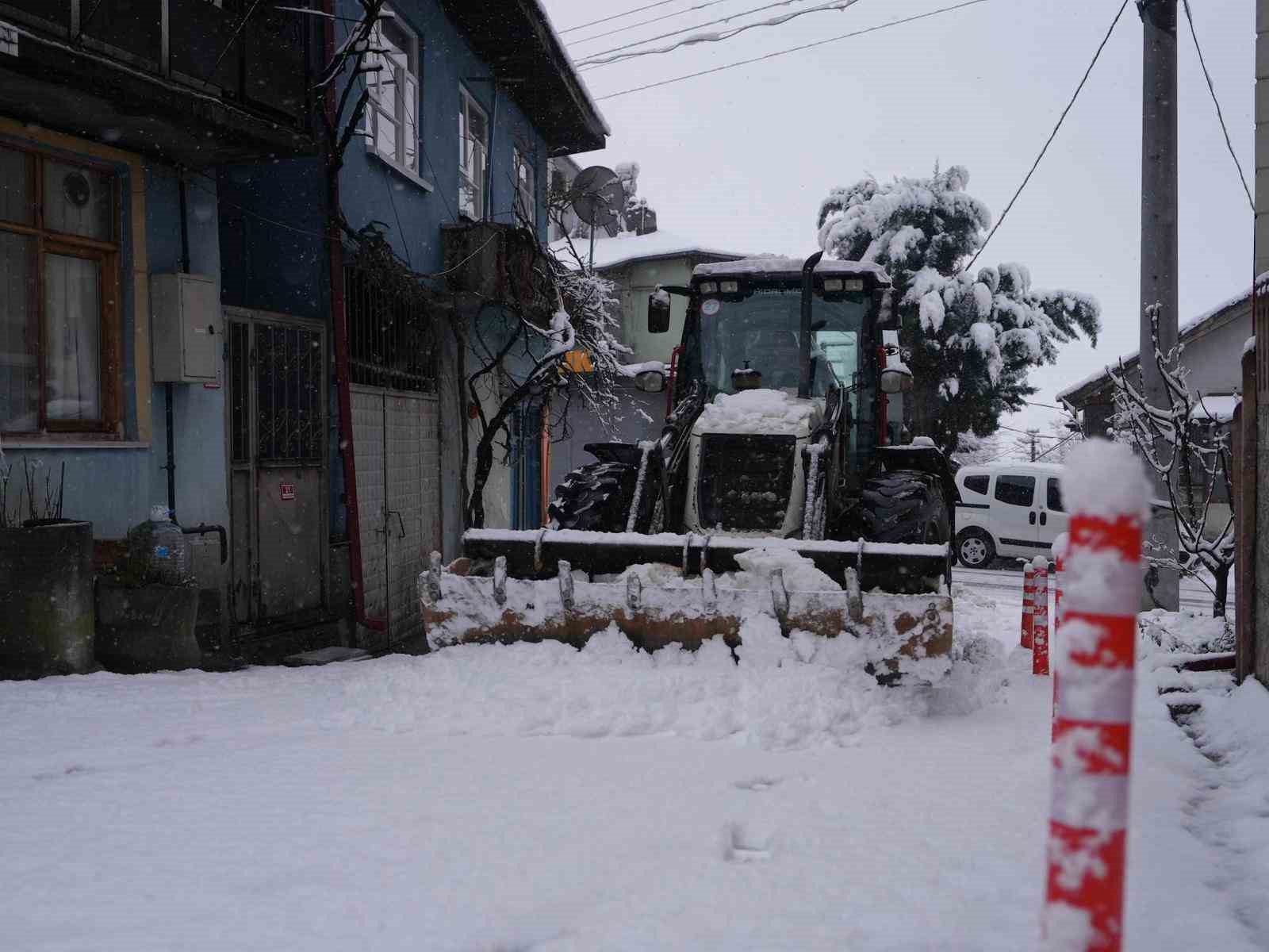 Düzce’de belediye ekipleri kar yağışıyla birlikte sahaya indi
