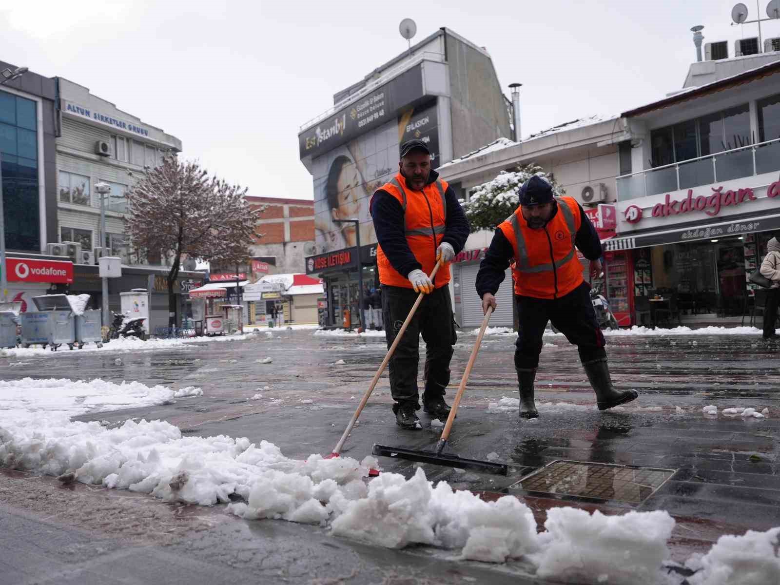 Düzce’de belediye ekipleri kar yağışıyla birlikte sahaya indi