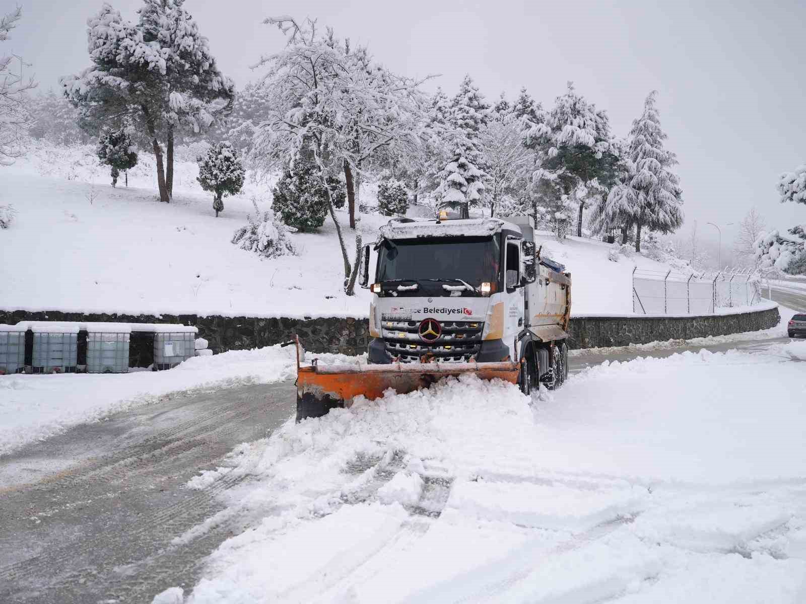 Düzce’de belediye ekipleri kar yağışıyla birlikte sahaya indi