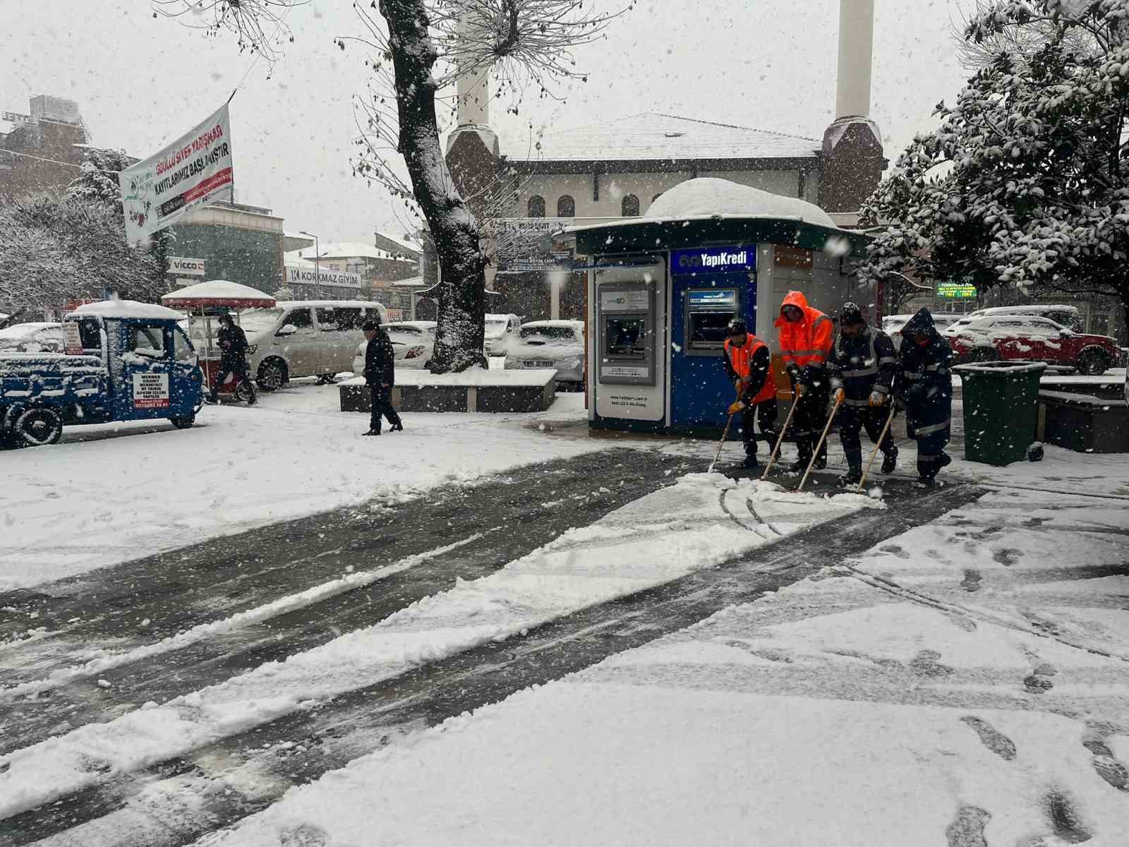 Düzce’de belediye ekipleri kar yağışıyla birlikte sahaya indi