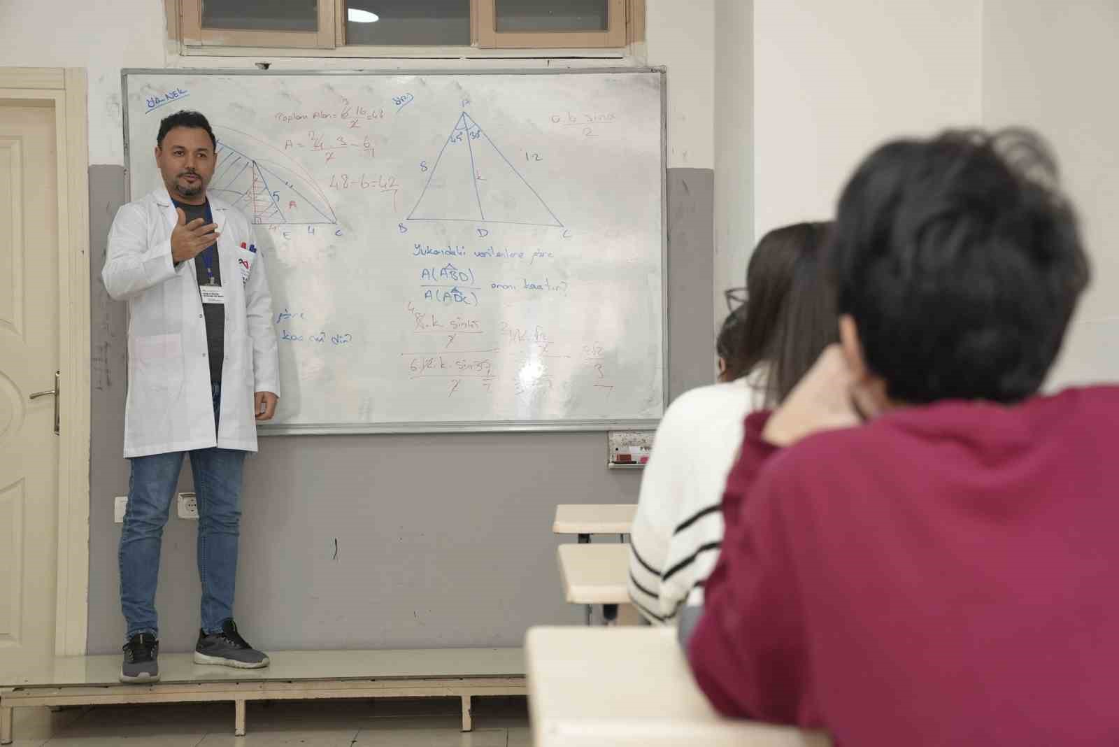 Mersin’de öğrencilere ücretsiz eğitim desteği