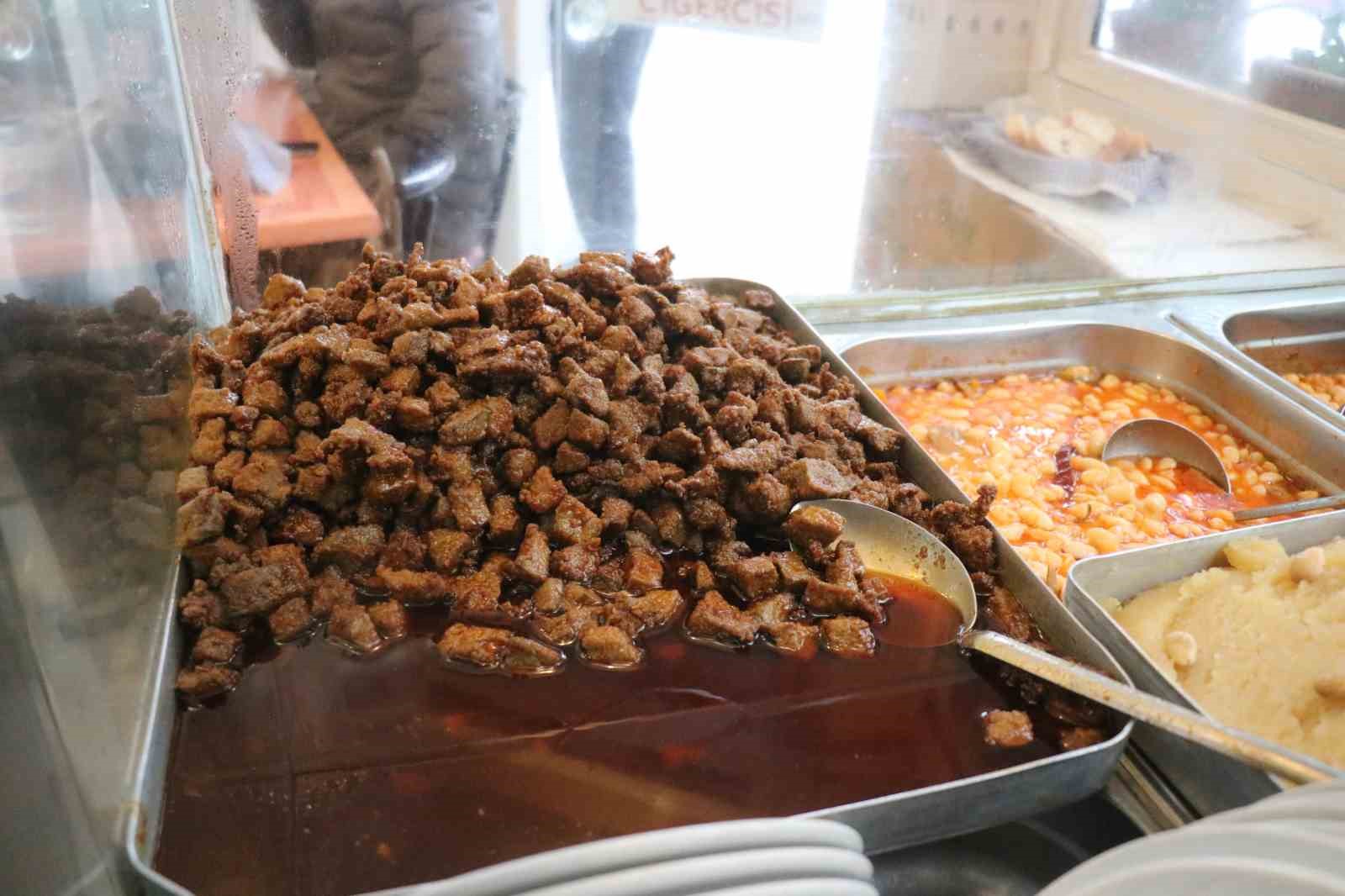 60 yıllık lezzet mirası: Uzun Çarşı’nın ciğer ustası gastronomi turizmine katkı sunuyor