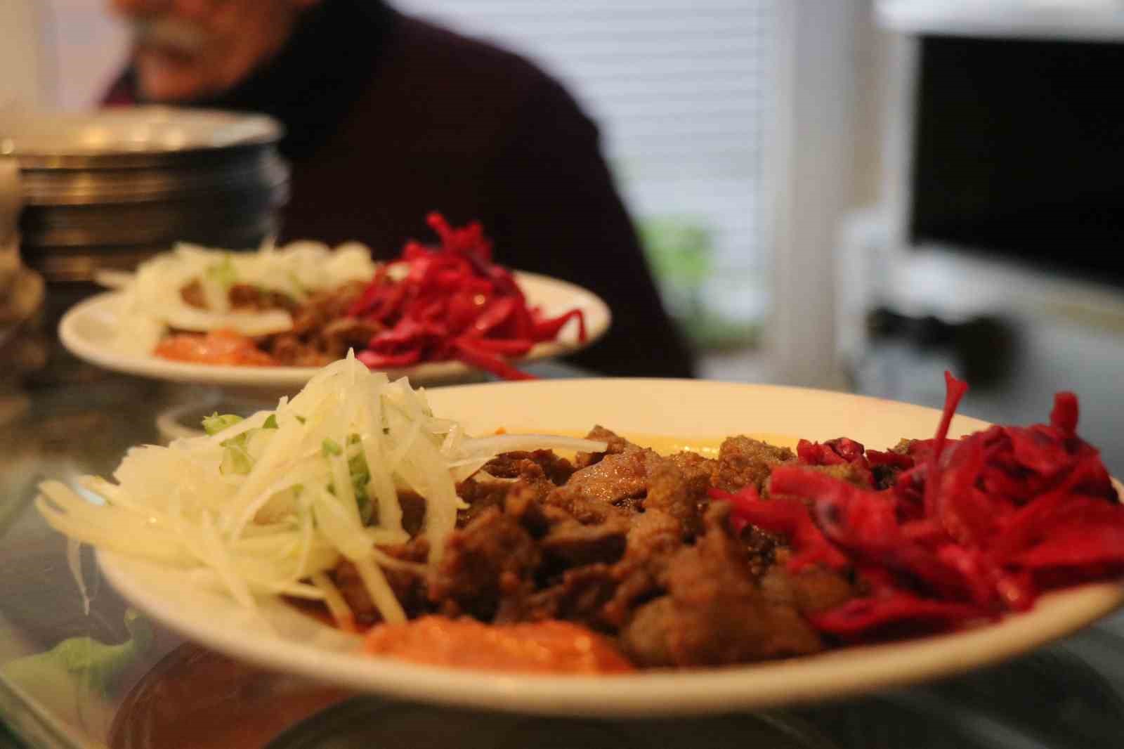 60 yıllık lezzet mirası: Uzun Çarşı’nın ciğer ustası gastronomi turizmine katkı sunuyor