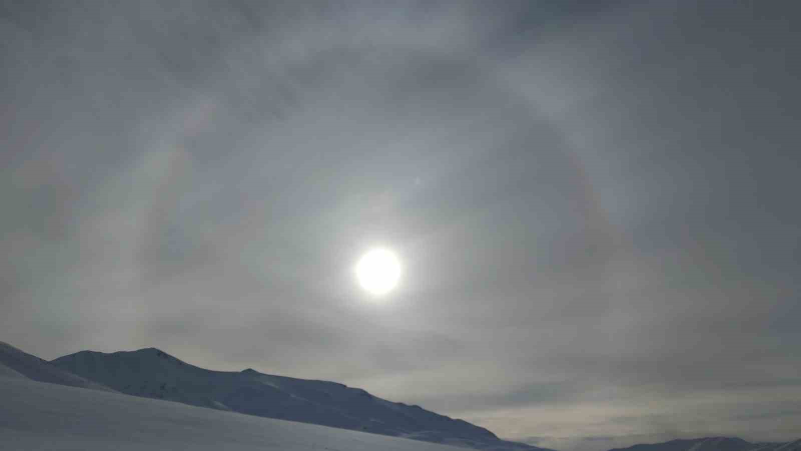 Van’da güneşin etrafını saran hale görsel şölen oluşturdu