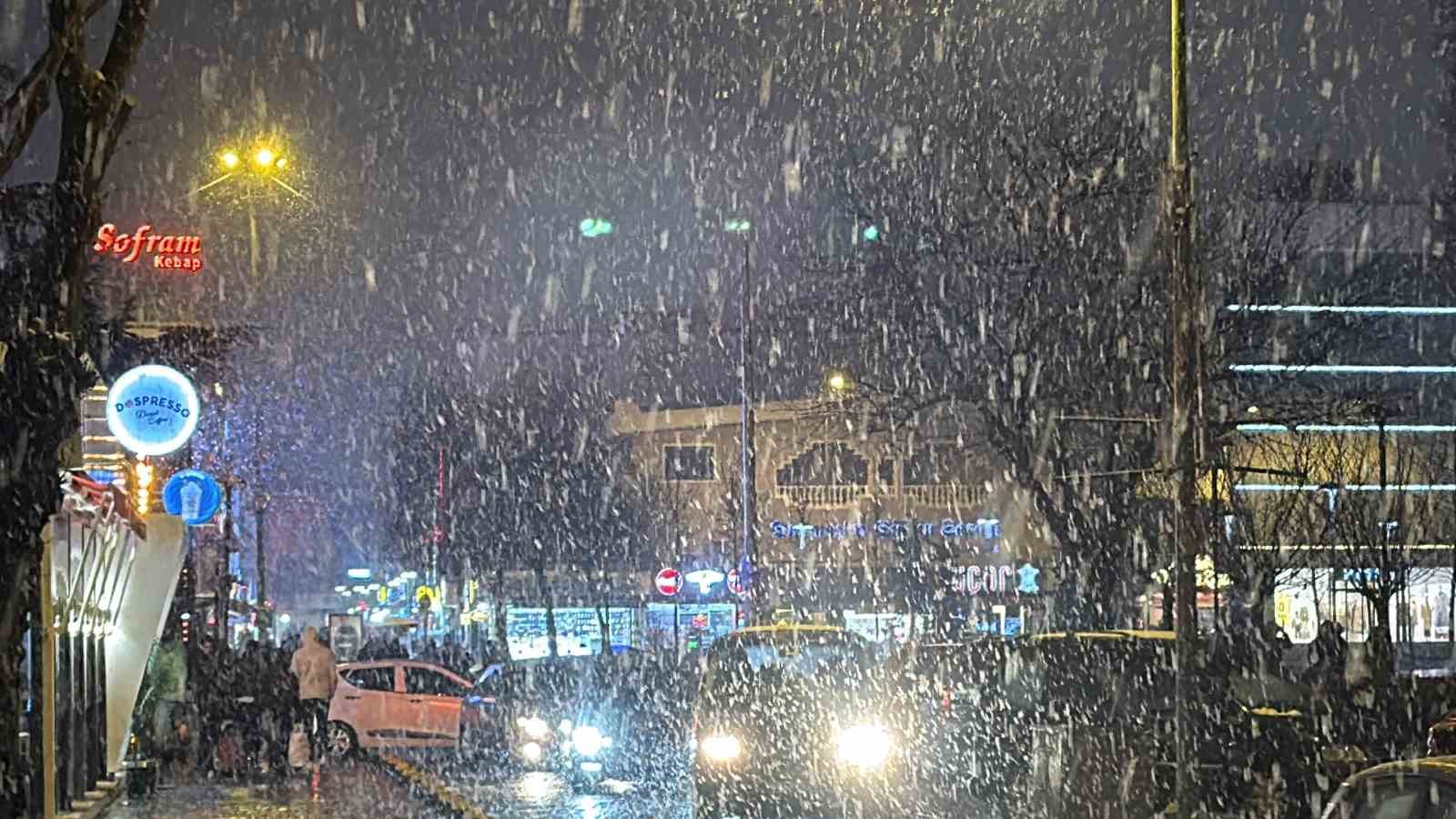 Düzce’de kar yağışı etkili oluyor