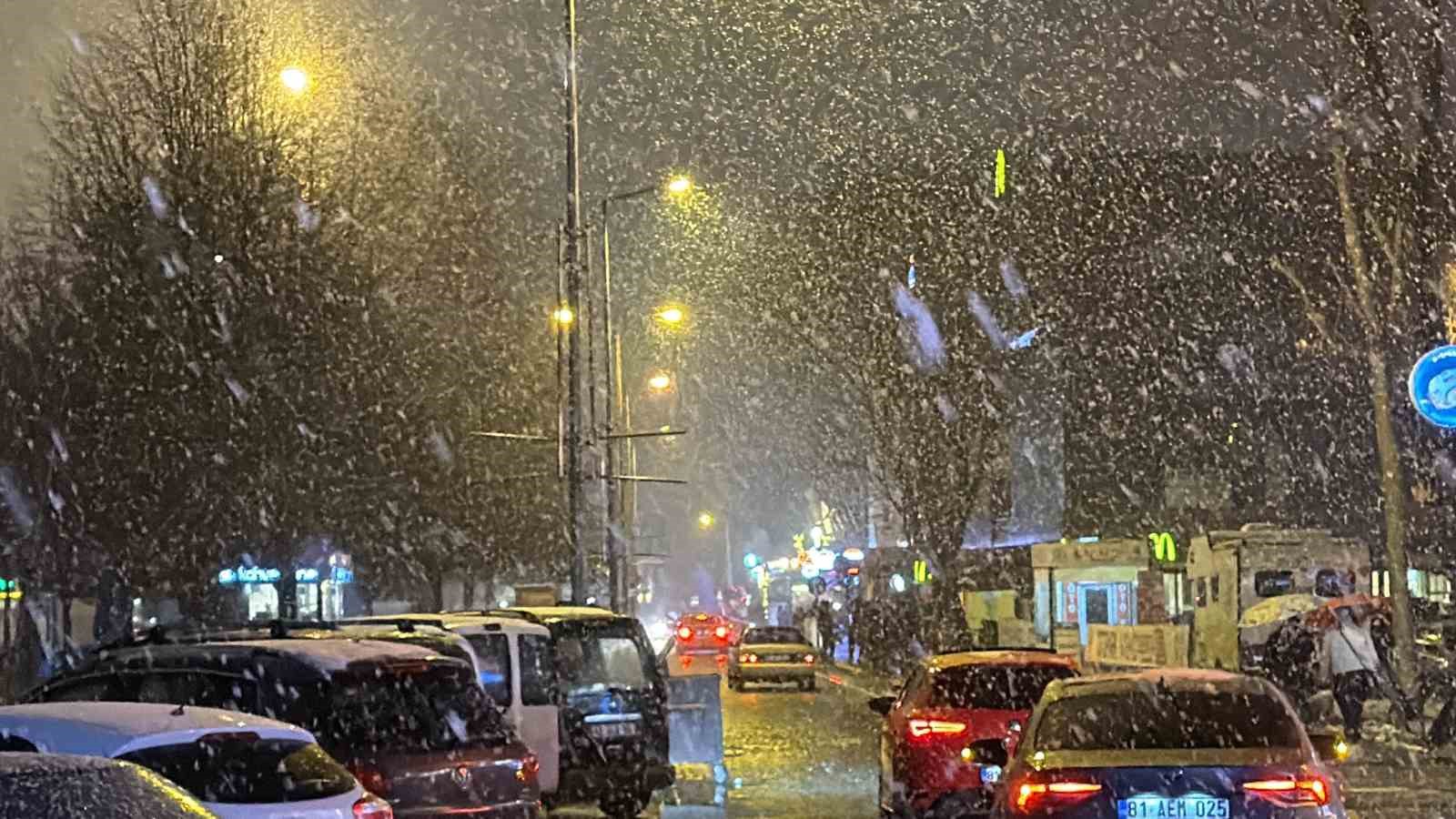 Düzce’de kar yağışı etkili oluyor