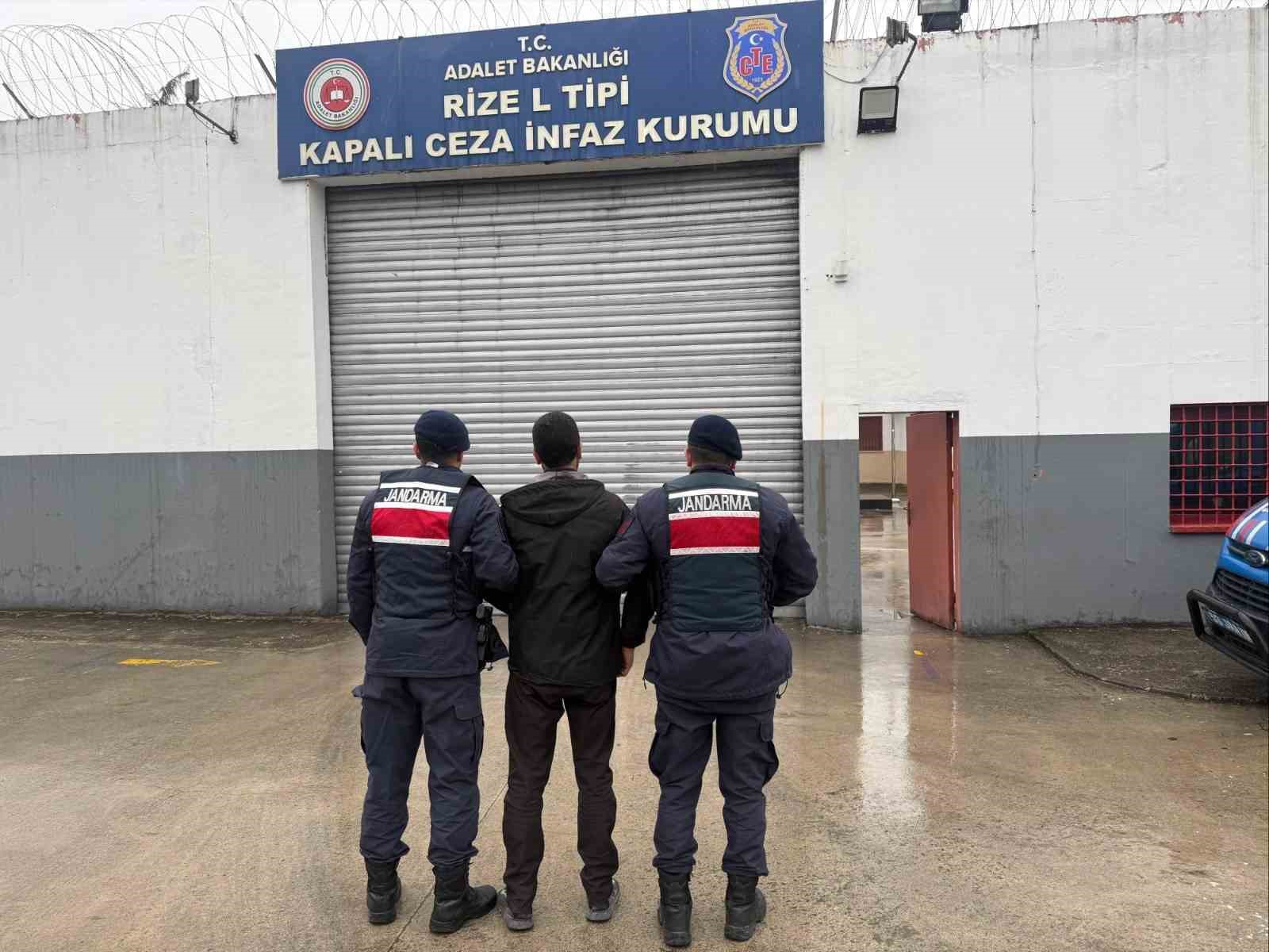 Rize’de 2 ayrı olayda aranan 2 kişi yakalanarak cezaevine gönderildi