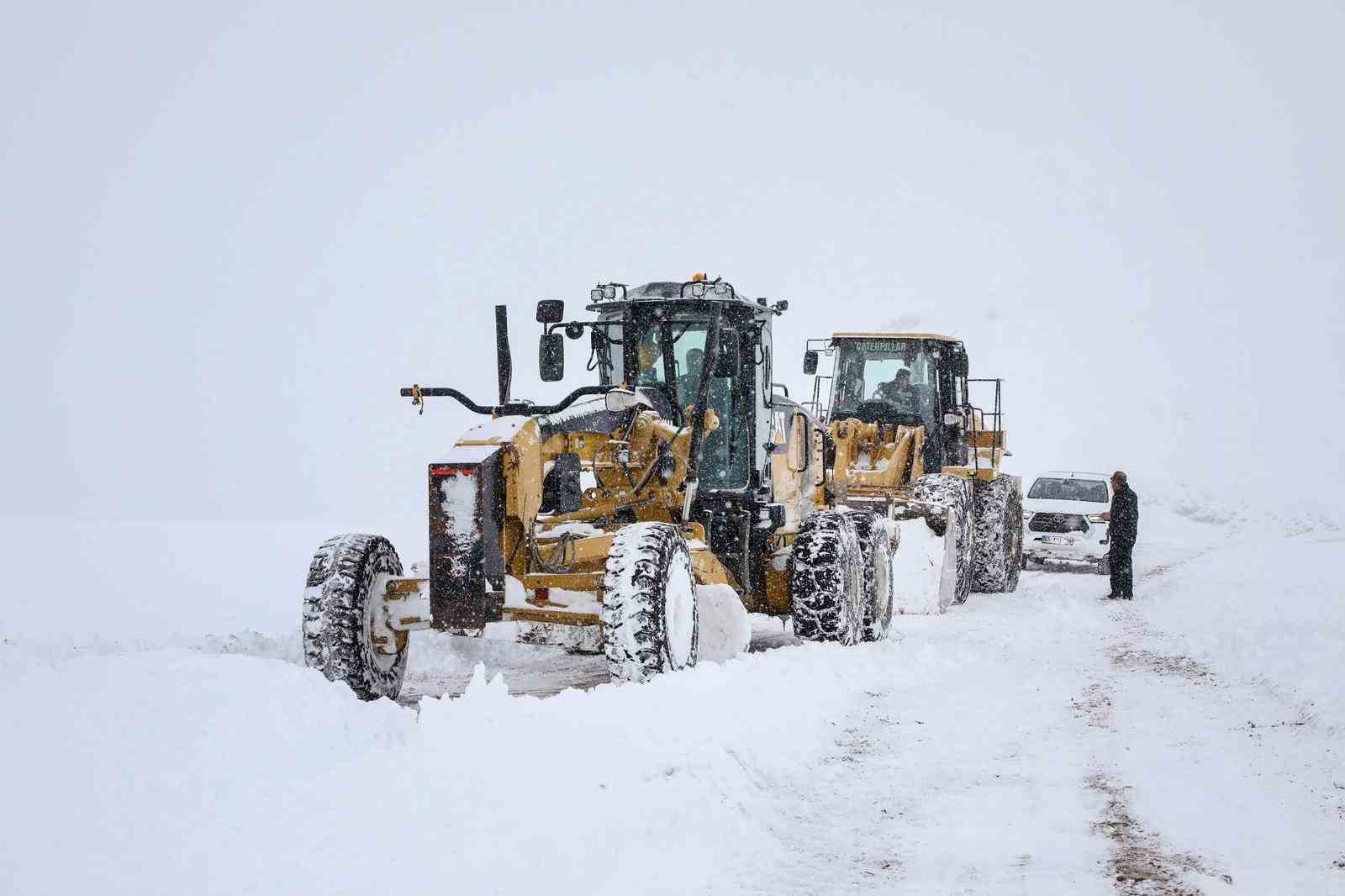 Van’da 363 yerleşim yerinin yolu kapandı